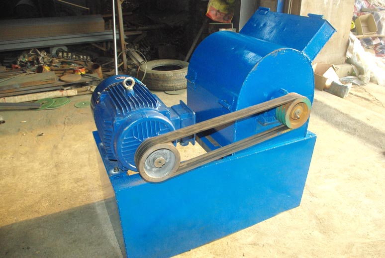 粉餅機(jī)，碎餅機(jī)，大餅打碎機(jī)，花生茶籽大豆餅粉碎機(jī)